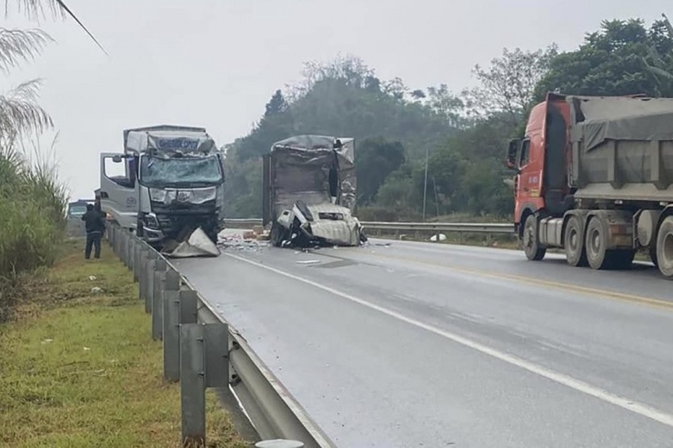 Tài xế ô tô tải đi không đúng làn đường, 2 người tử vong thương tâm trên cao tốc Nội Bài - Lào Cai