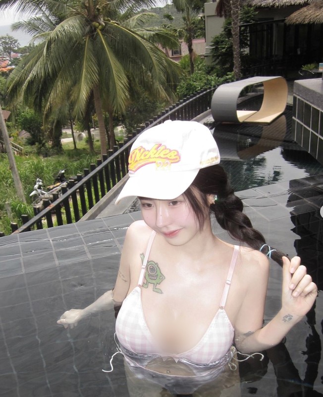 Hot girl xinh đẹp mặc gợi cảm khi ra đường - 3