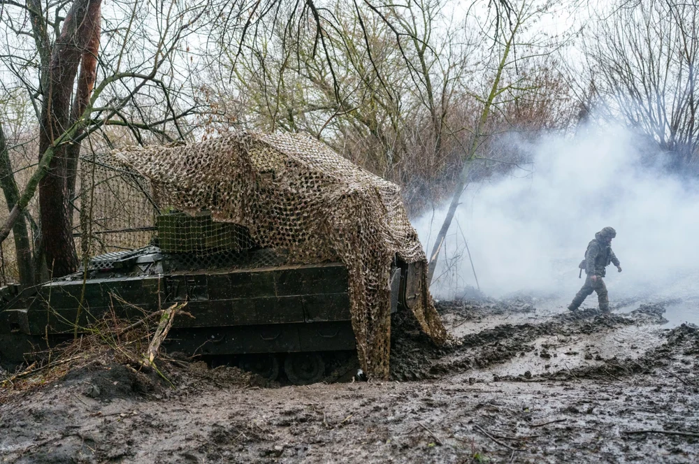 Lính Ukraine dùng xe chiến đấu Bradley do Mỹ sản xuất để chuyển quân ở tỉnh Kursk. Ảnh: WSJ