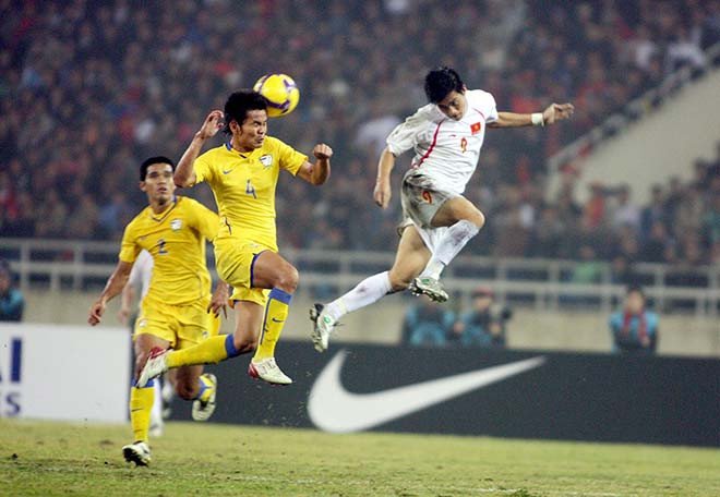 Công Vinh với khoảnh khắc lịch sử của bóng đá Việt Nam, mang về chức vô địch AFF Cup 2008. Ảnh: Hoàng Hà