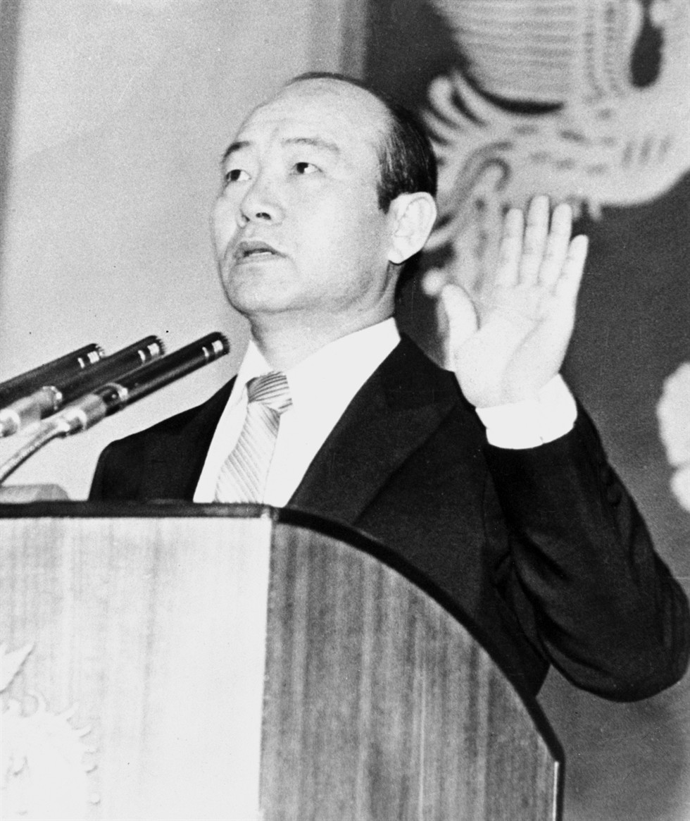 Chun Doo-hwan tuyên thệ nhậm chức Tổng thống Hàn Quốc vào tháng 9//1980. Ảnh: Korea Times.