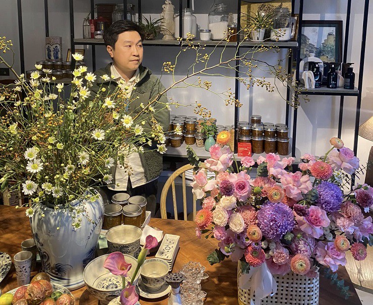 Anh Mã Văn Thành (chủ một tiệm hoa tươi nhập khẩu tại quận Long Biên) đã bán gần 50 bó hoa tuyết mai chỉ trong vài ngày.