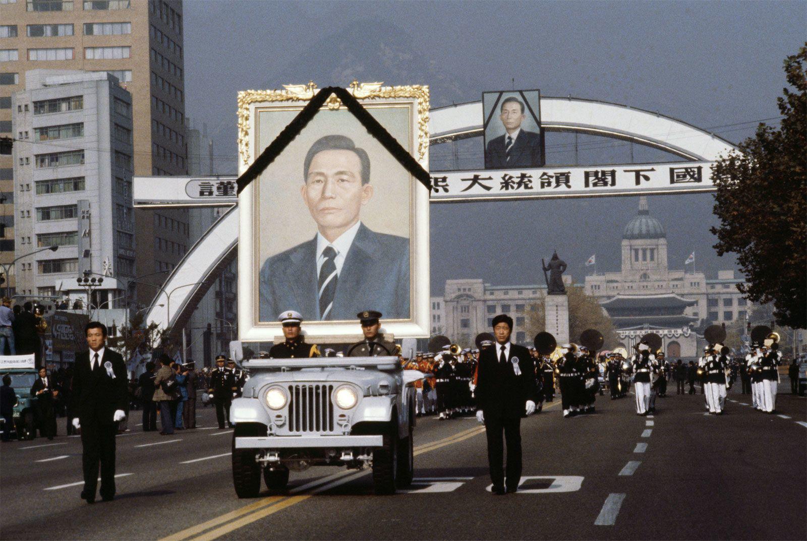 Tang lễ ông Park được tổ chức ở Seoul năm 1979. Ảnh: Gamma-Rapho/Getty Images.