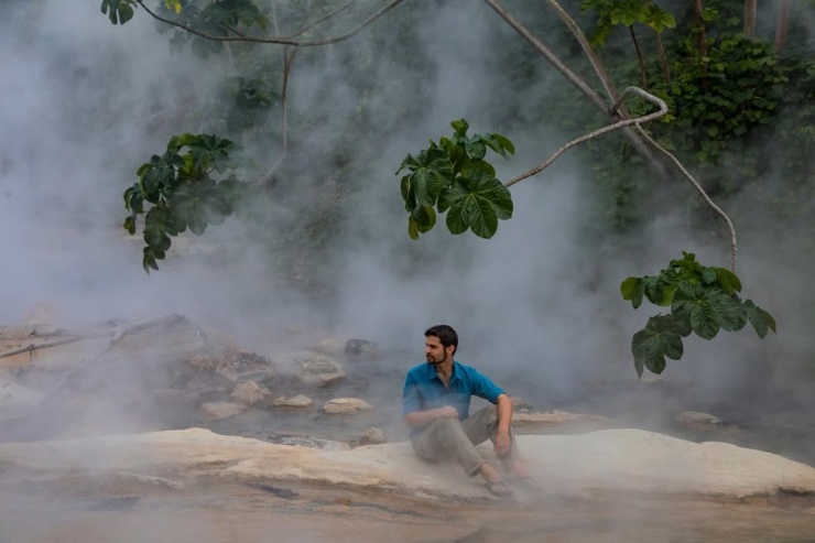 Nhà địa chất học Andrés Ruzo bên sông Shanay-timpishka. Ảnh: National Geographic