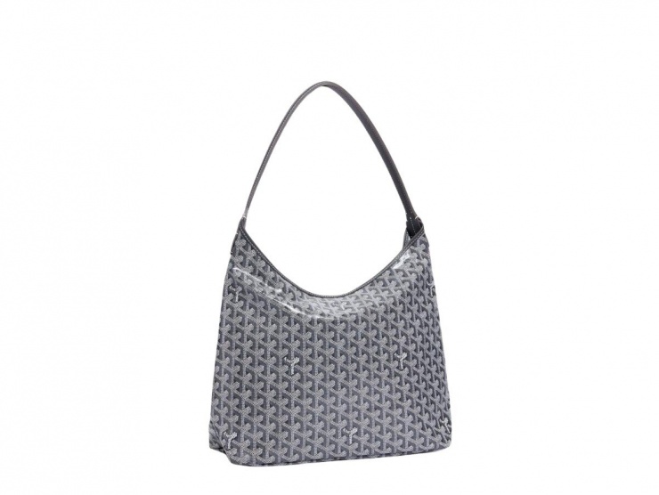 Set đồ đơn giản được bà mẹ một con mix cùng chiếc túi&nbsp;Goyard Bohème Hobo Bag Grey&nbsp;có mức giá gần 100 triệu đồng để thêm phần thời thượng.&nbsp;