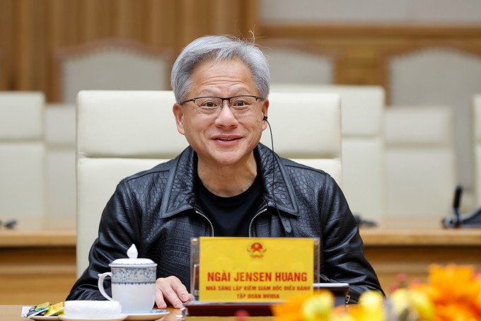 CEO Nvidia Jensen Huang tại sự kiện tối 5/12 ở Hà Nội. Ảnh: VGP