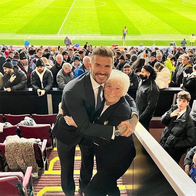 Becks chụp ảnh với bà Kath Phipps trong lần trở về Old Trafford cuối năm 2021. Ảnh: Instagram David Beckham