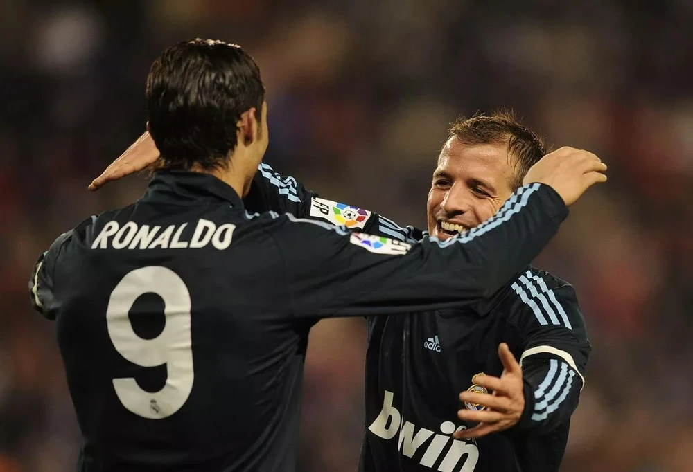 Ronaldo và Van Der Vaart từng chơi chung với nhau 1 mùa giải tại Real Madrid. ẢNH: GETTY