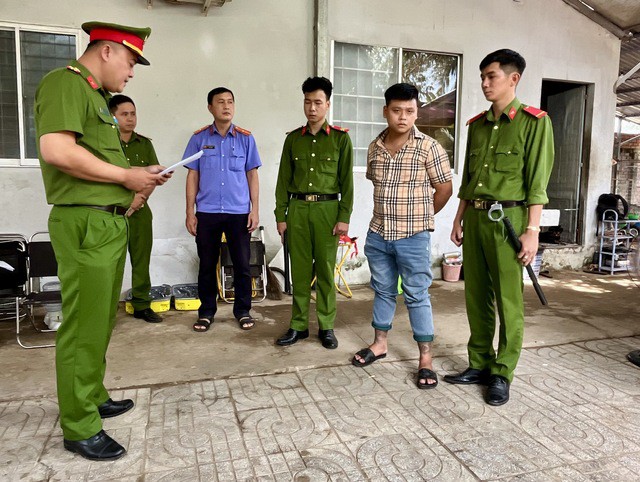 Công an đọc lệnh bắt Huỳnh Long Nam. Ảnh: Công an Vĩnh Long