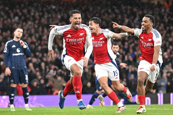 Arsenal chấm dứt mạch bất bại của MU