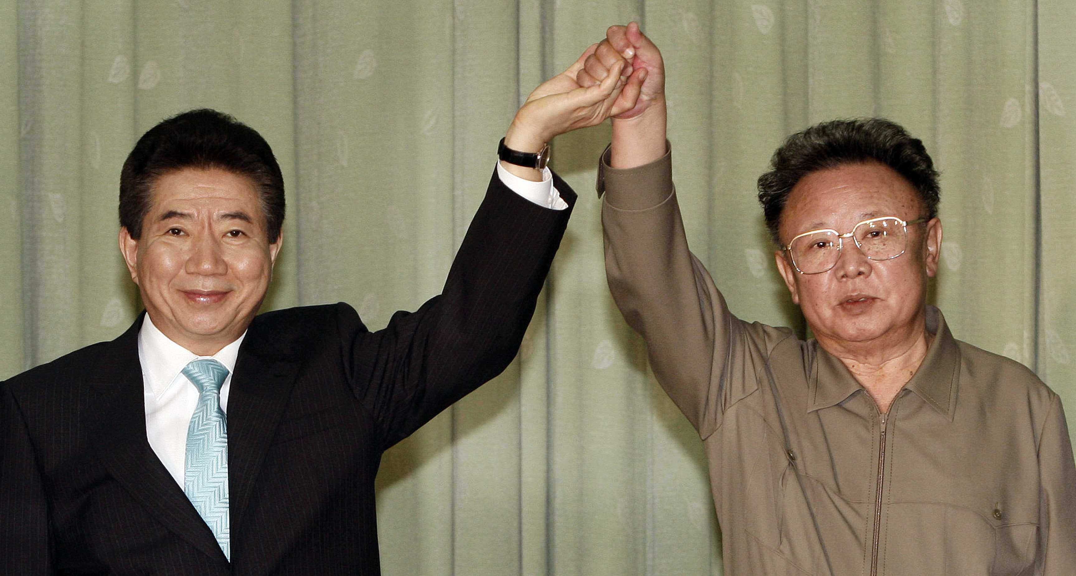 Tổng thống Hàn Quốc Roh Moo Hyun gặp Chủ tịch Triều Tiên Kim Jong Il&nbsp;(ảnh: AFP)