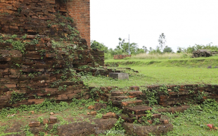 Phần chân tháp. Ảnh: Trương Định.