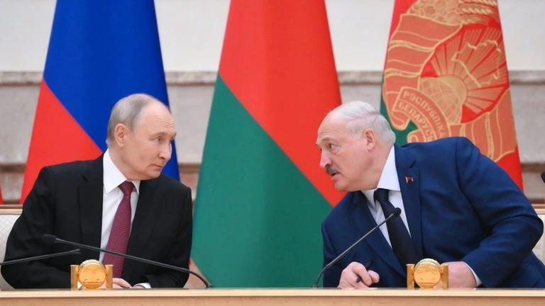 Tổng thống Nga Vladimir Putin (trái) và Tổng thống Belarus Alexander Lukashenko tại thủ đô Minsk (Belarus) ngày 6-12. Ảnh:SPUTNIK