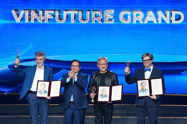 Tỷ phú Jensen Huang cùng hai nhà khoa học nhận Giải thưởng Chính VinFuture năm 2024. Hai nhà khoa học khác vắng mặt vì lý do riêng.