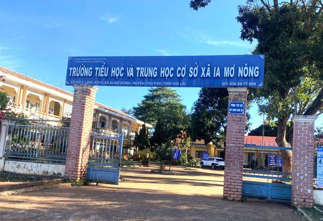 Ông Rơ Châm Thom, giáo viên Trường Tiểu học - Trung học cơ sở xã Ia Mơ Nông, thuê người thay mình đứng lớp nhưng vẫn được chi trả đầy đủ các chế độ