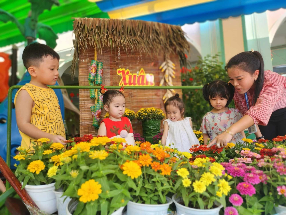 Kỳ nghỉ tết Nguyên đán ngắn ngày khiến nhiều gia đình phải thay đổi kế hoạch về quê ăn tết. Trong ảnh, Trường mầm non Hạnh Thông Tây (quận Gò Vấp, TP.HCM) trang trí tiểu cảnh đón tết Nguyên đán năm 2024. Ảnh: NGUYỄN QUYÊN