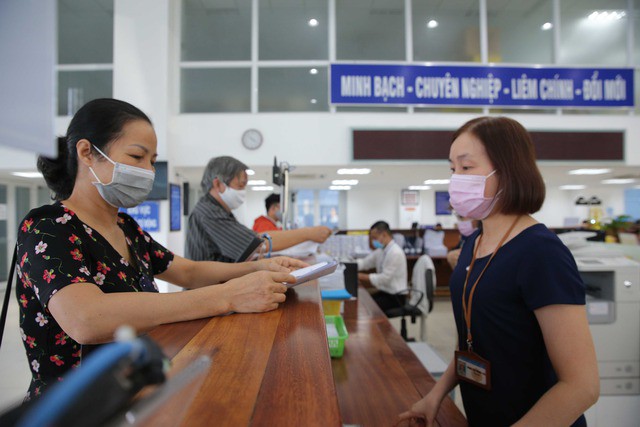 Người dân làm thủ tục thuế tại Chi cục Thuế quận Phú Nhuận, TP HCM. Ảnh: HOÀNG TRIỀU