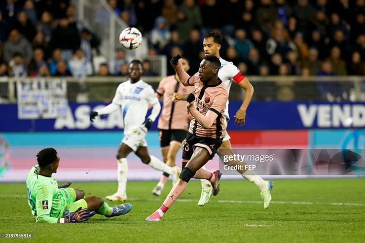 PSG (áo hồng) gặp khó trước Auxerre&nbsp;