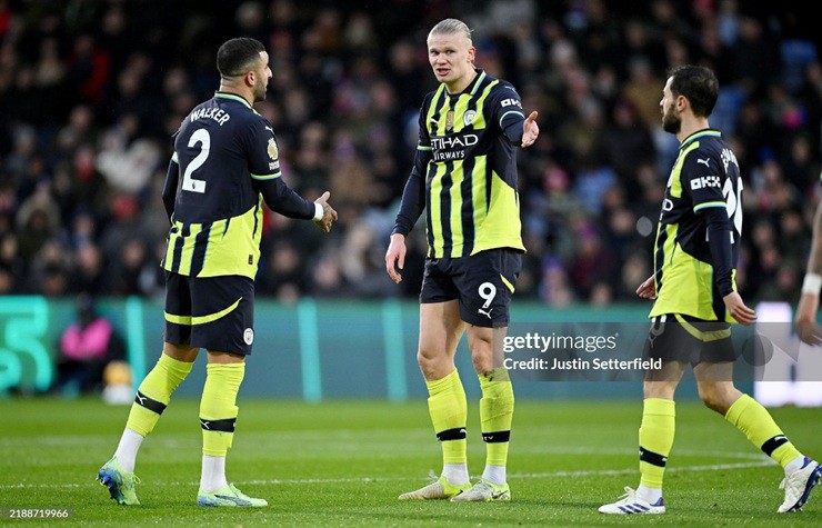 Haaland tranh luận với Walker sau bàn thua sớm của Man City