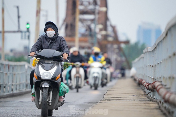 Ghi nhận tại nhiều khu vực như Cầu Giấy, Long Biên, Hồ Gươm... có gió lớn, người dân di chuyển khá khó khăn.