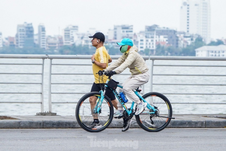 Ven hồ Tây, nơi có gió mạnh, nhiều người vẫn giữ thói quen tập thể dục.