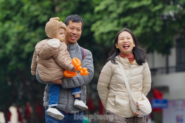 "Hôm nay trời khá lạnh nhưng tôi và vợ đều thấy rất thích. Với chúng tôi, trời rét đi dạo phố cũng thích hơn", anh Trọng (quận Ba Đình) cho hay.