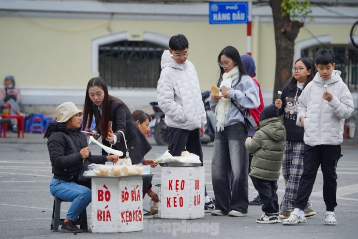 Mùa đông &#39;gõ cửa&#39;, người Hà Nội đội mũ, quàng khăn kín mít khi ra đường - 9