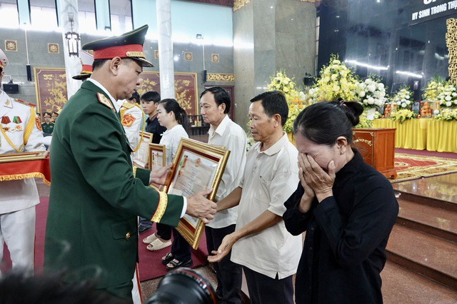 Trung tướng Nguyễn Trường Thắng, Tư lệnh Quân khu 7 trao Huân chương Bảo vệ Tổ quốc hạng 3 cho người nhà các liệt sĩ