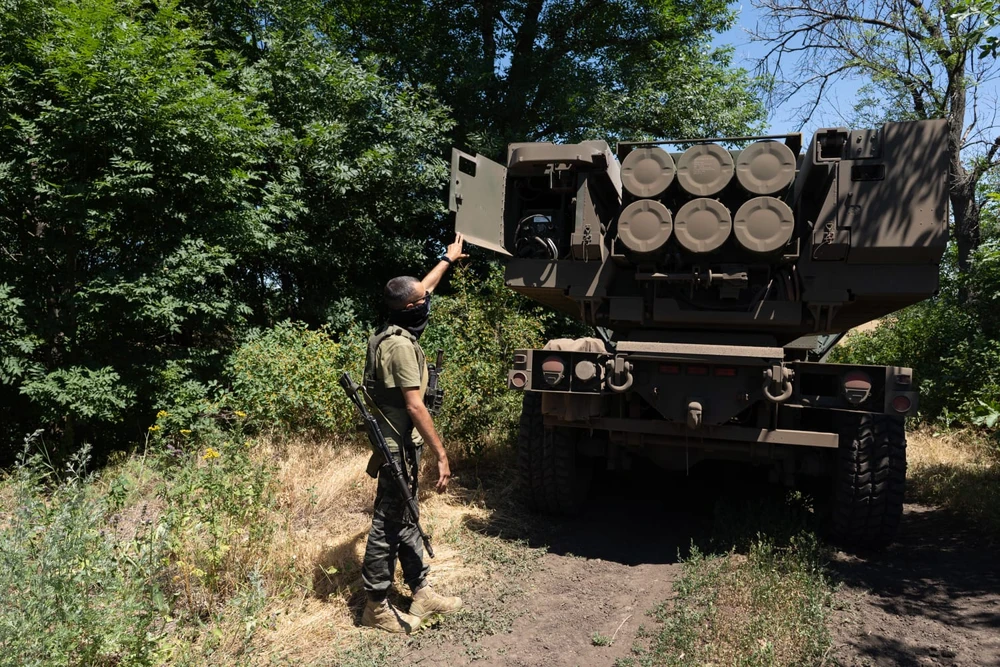 Một tổ hợp Hệ thống pháo phản lực cơ động cao (HIMARS) ở chiến trường Ukraine hồi tháng 7. Kiev dự kiến nhận được thêm các tổ hợp HIMARS nhờ gói viện trợ được Lầu Năm Góc công bố hôm 7-12. Ảnh: GETTY IMAGES