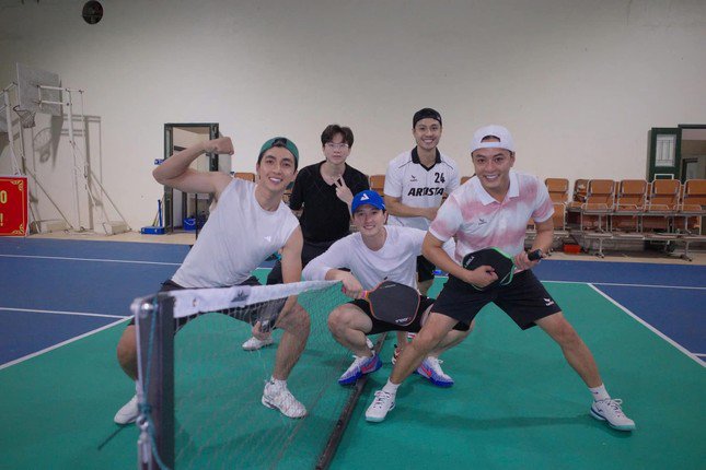 Thanh Sơn khoe ảnh đi chơi pickleball chứ không nhắc gì đến phim mới của Kaity Nguyễn.