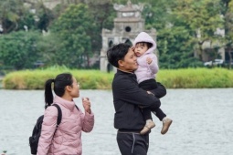 Thủ đô rét đậm: Người dân "bao bọc" kín mít, phố xá phủ màu áo ấm