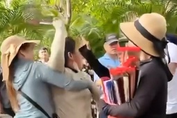 Xô Xát Đáng Tiếc ở Chùa Long Sơn: Người Bán Hàng Rong và Du Khách Trung Quốc Tranh Cãi Tiền Bạc