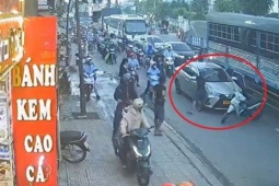 Xô xát giữa xe máy và ô tô: Kính chắn gió bị đập nát, dư luận dậy sóng