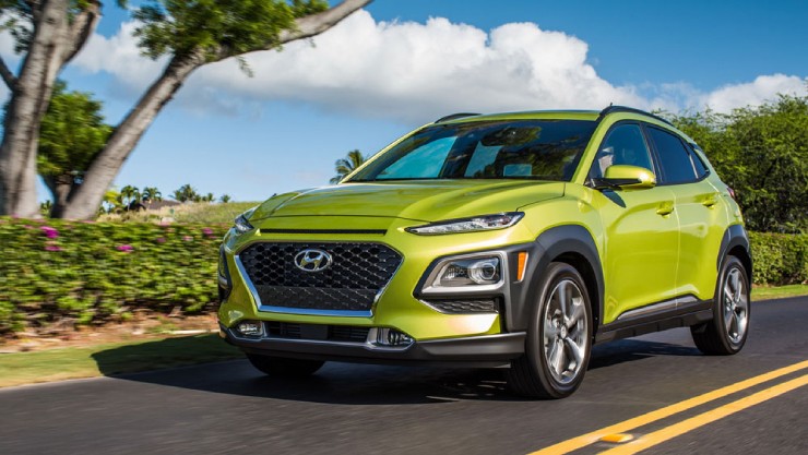 3. Hyundai Kona là lựa chọn tuyệt vời cho những ai tìm kiếm một SUV nhỏ gọn, mạnh mẽ và tiết kiệm nhiên liệu. Xe có nhiều tùy chọn động cơ, hệ thống thông tin giải trí hiện đại và tính năng an toàn tiên tiến, mang đến sự kết hợp hoàn hảo giữa hiệu suất và tiện nghi cho cuộc sống đô thị. Không những thế, xe có khoảng sáng gầm lên tới 170 mm, giúp xe dễ dàng vận hành qua các cung đường ổ gà hay khi leo lề. Tại thị trường Việt Nam, Hyundai Kona 2024 đang có giá đề xuất từ 636 triệu đồng.