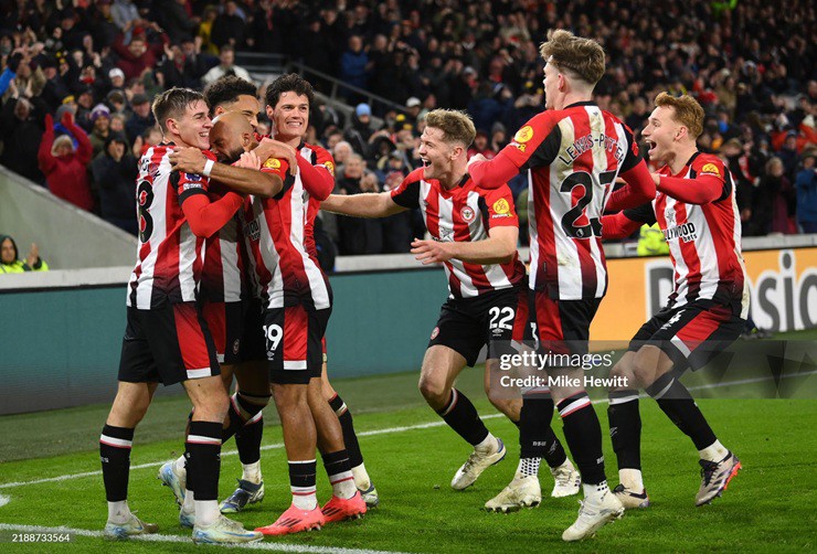 Brentford nhấn chìm Newcastle