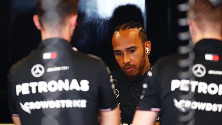 Hamilton bị loại tại Q1 trong phiên chạy cuối cùng Mercedes