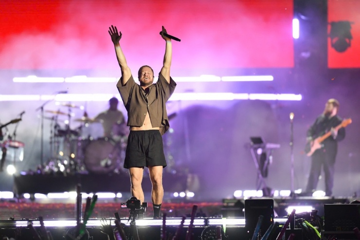 &nbsp; Imagine Dragons trình bày ca khúc "Bones" tại nhạc hội 8Wonder Winter. Video: Duy Phong - Hoàng Thanh