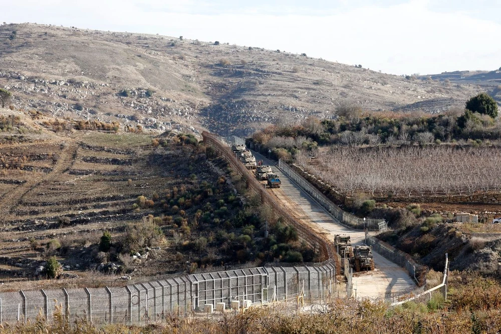 Xe tăng Israel tại biên giới Israel-Syria thuộc Cao nguyên Golan ngày 8-12 trong bối cảnh nội chiến Syria. Ảnh: AFP