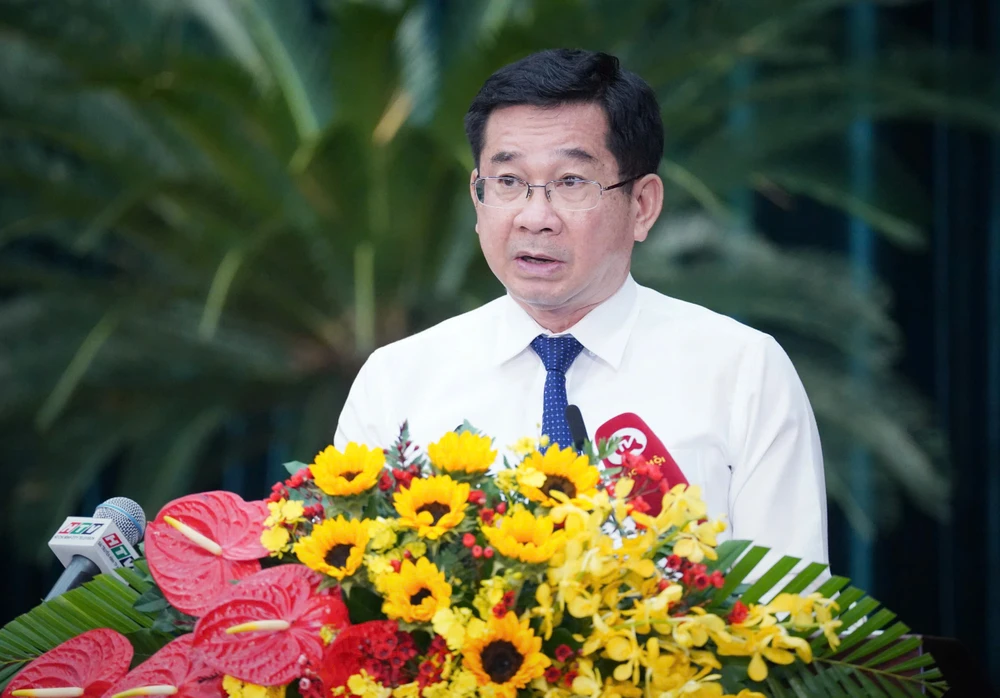 Phó Chủ tịch Thường trực UBND TP.HCM Dương Ngọc Hải trình bày các tờ trình. Ảnh: THUẬN VĂN