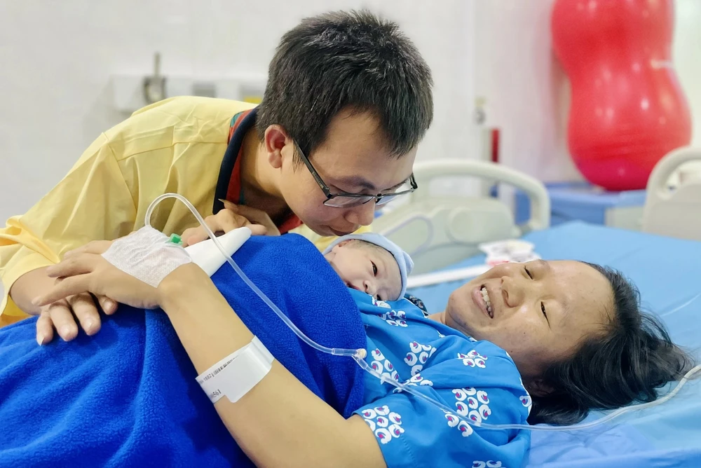 Phụ nữ sinh đủ 2 con trước 35 tuổi được hỗ trợ một lần bằng tiền là 3 triệu đồng. Ảnh: THẢO PHƯƠNG