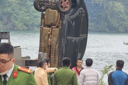 Thi thể nam giới được tìm thấy trong xe ô tô chìm dưới hồ Hòa Bình