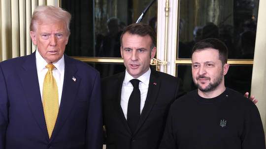 Ông Trump cuối tuần qua đã gặp ông Zelensky ở Paris cùng&nbsp;Tổng thống Pháp Emmanuel Macron. ẢNh: Getty Images / Oleg Nikishin.&nbsp;