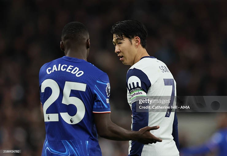 Caicedo phân trần với đội trưởng Son Heung Min của Tottenham