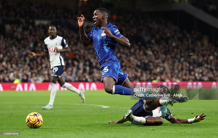 Caicedo kiếm về quả penalty cho Chelsea