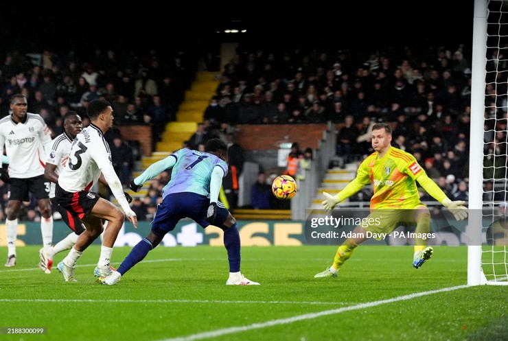 Saka bị tước bàn thắng khiến Arsenal mất điểm trước Fulham