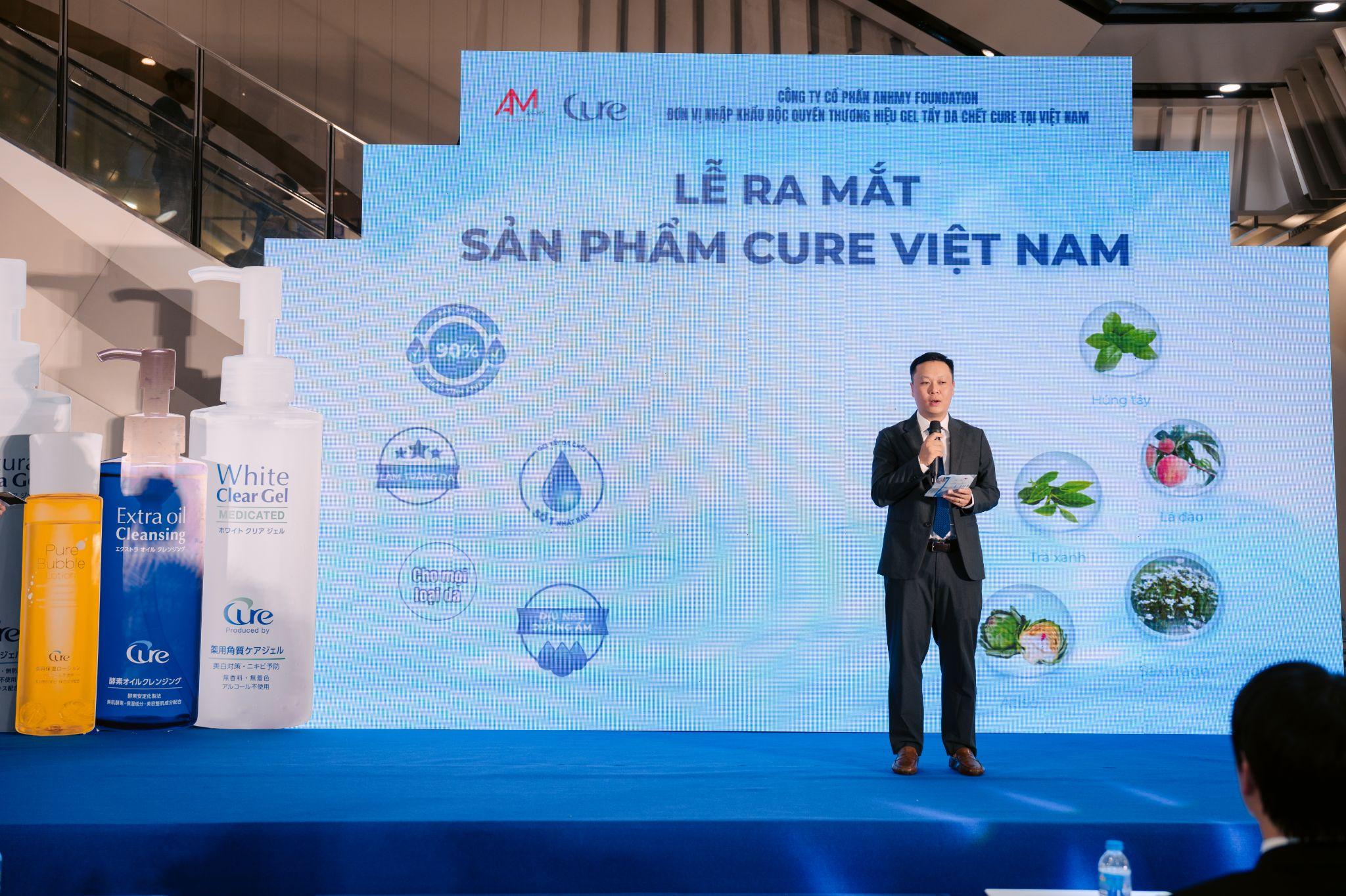 Giám đốc AnhmyFoundation - ông Đàm Trung Kiên phát biểu tại sự kiện ra mắt thương hiệu Cure tại Việt Nam.