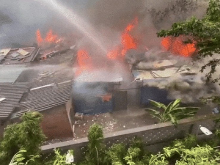 Cháy ngùn ngụt hơn 10 phòng trọ ở Nam Từ Liêm do đốt dây điện lấy đồng
