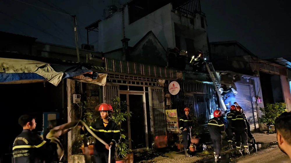 Cảnh sát huy động lực lượng, phương tiện tới hiện trường khống chế đám cháy. Ảnh: HT