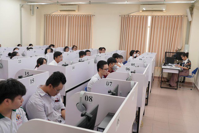 Thí sinh tham dự kỳ thi đánh giá năng lực trên máy tính của Trường ĐH Sư phạm TPHCM hồi tháng 4/2024. Ảnh: T.P