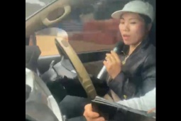 Người phụ nữ lái xe ô tô một tay, cầm mic hát karaoke và phát trực tiếp, gây bức xúc dư luận
